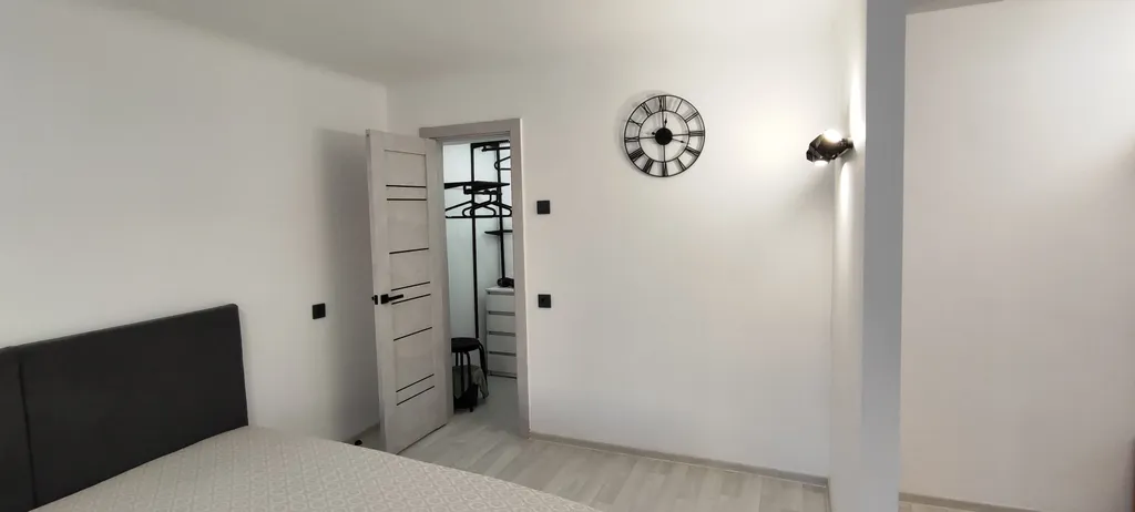 Квартира однокомнатная на улице Республики, 31 м², Тюмень — спальня, фото 5