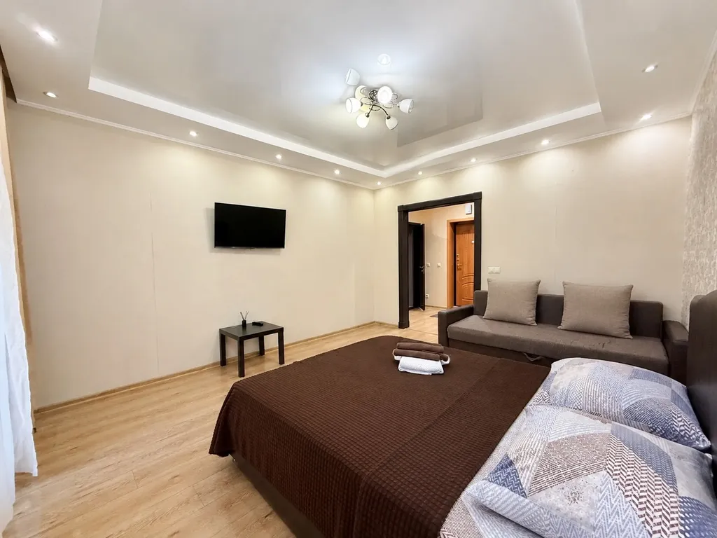 Квартира однокомнатная на улице Минской, 52 м², Тюмень — спальня, фото 2