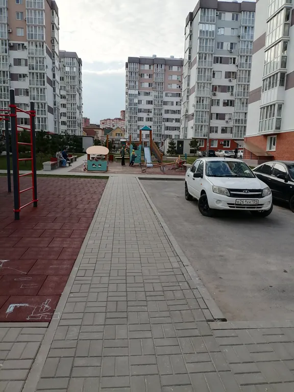 Квартира двухкомнатная в Кировском, 51 м², Волгоград — двор, фото 2