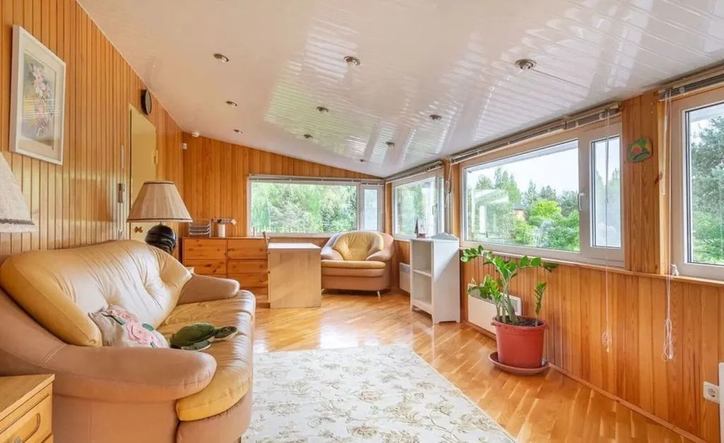 Дом просторный на пруду