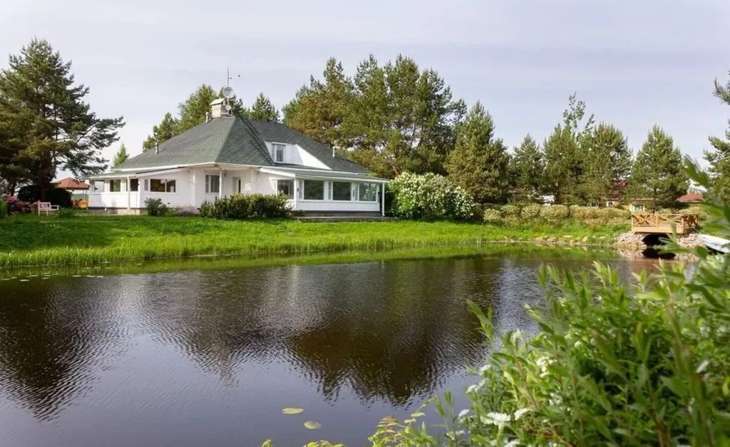 Дом просторный на пруду