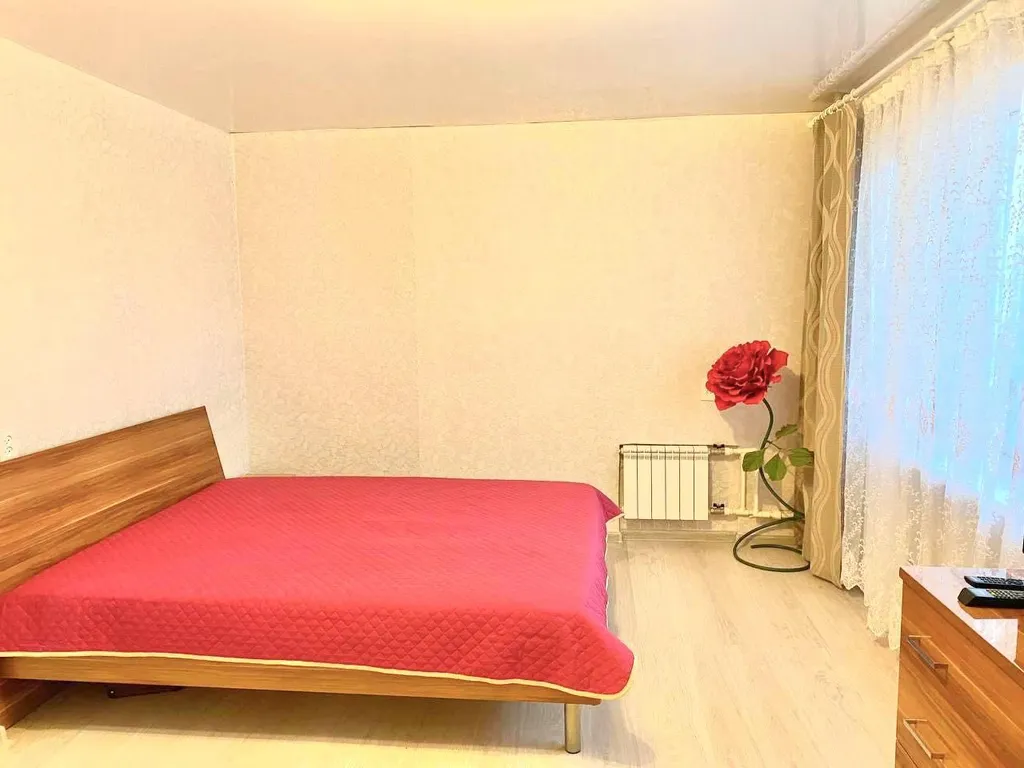 Квартира однокомнатная у метро Проспект Космонавтов, 37 м², Екатеринбург — спальня, фото 2