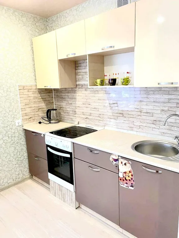 Квартира однокомнатная у метро Проспект Космонавтов, 37 м², Екатеринбург — кухня