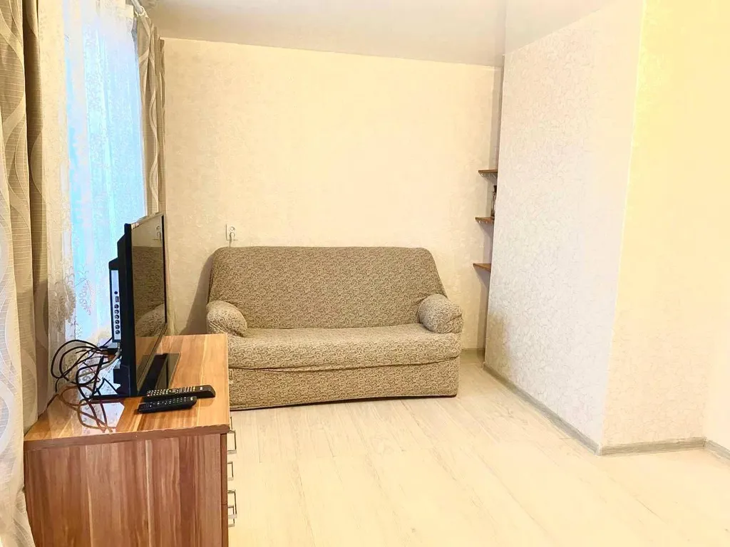 Квартира однокомнатная у метро Проспект Космонавтов, 37 м², Екатеринбург — спальня, фото 3