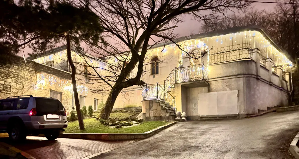 Апартаменты двухкомнатные на проспекте Кирова, 38 м², Пятигорск — двор, фото 6