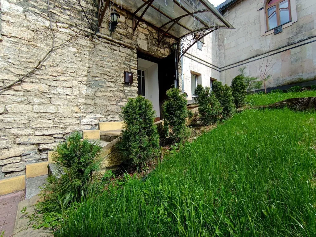 Апартаменты двухкомнатные на проспекте Кирова, 38 м², Пятигорск — двор, фото 8
