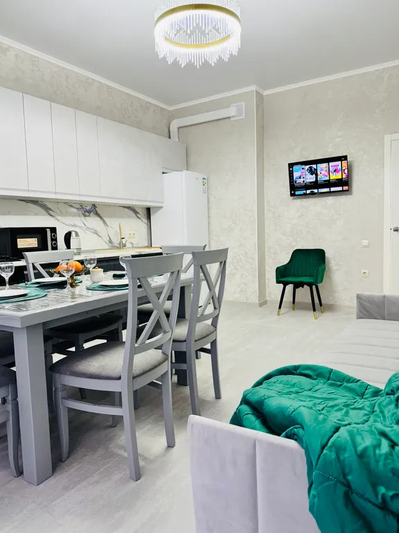Квартира двухкомнатная на улице Луначарского, 95 м², Ессентуки — кухня