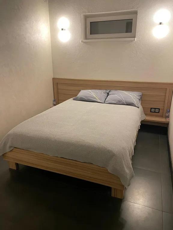 Коттедж 4-местный на улице Железнодорожной, 150 м², Псков — спальня, фото 3