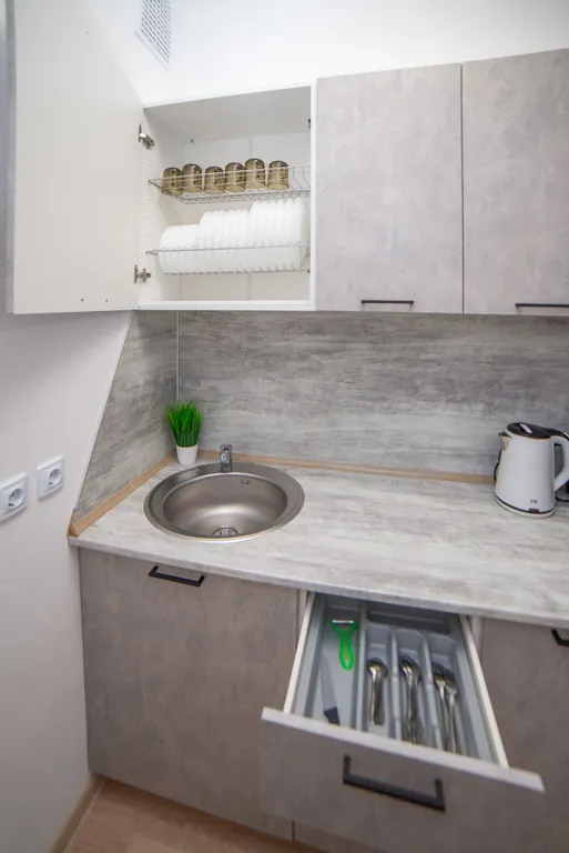 Квартира однокомнатная в Кировском, 44 м², Екатеринбург — кухня, фото 3