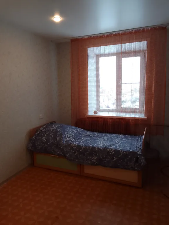 Квартира трёхкомнатная на улице Курчатова, 60 м², Саров — спальня, фото 6