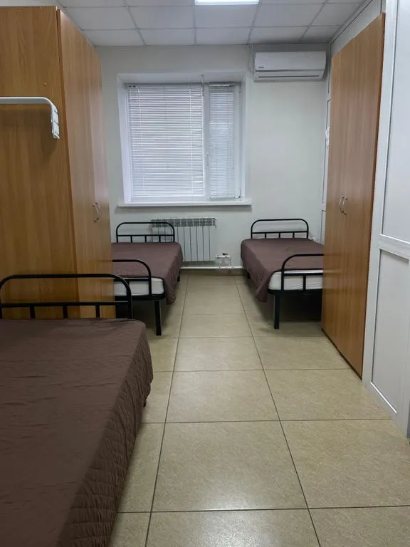 Трёхместный номер койко-место в трёхместном номере стандарт — общий вид
