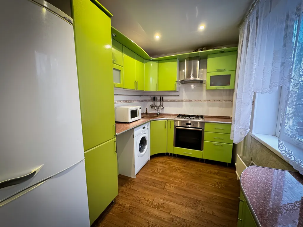 Квартира трёхкомнатная на проспекте 50 лет Октября, 70 м², Сызрань — кухня, фото 4