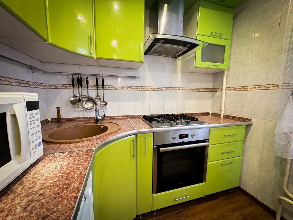 Квартира трёхкомнатная на проспекте 50 лет Октября, 70 м², Сызрань — кухня, фото 6