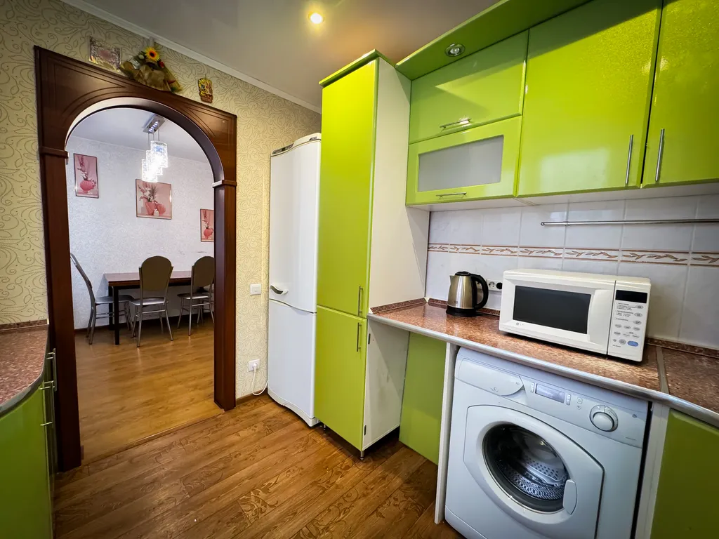 Квартира трёхкомнатная на проспекте 50 лет Октября, 70 м², Сызрань — кухня, фото 7