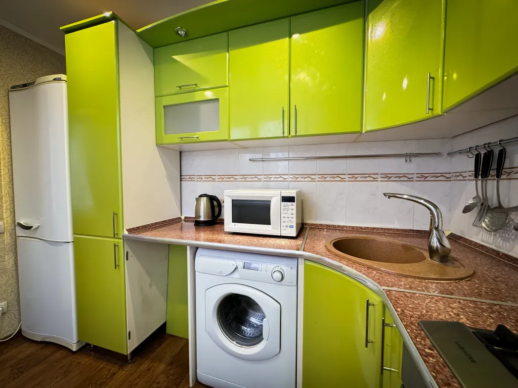 Квартира трёхкомнатная на проспекте 50 лет Октября, 70 м², Сызрань — кухня, фото 8