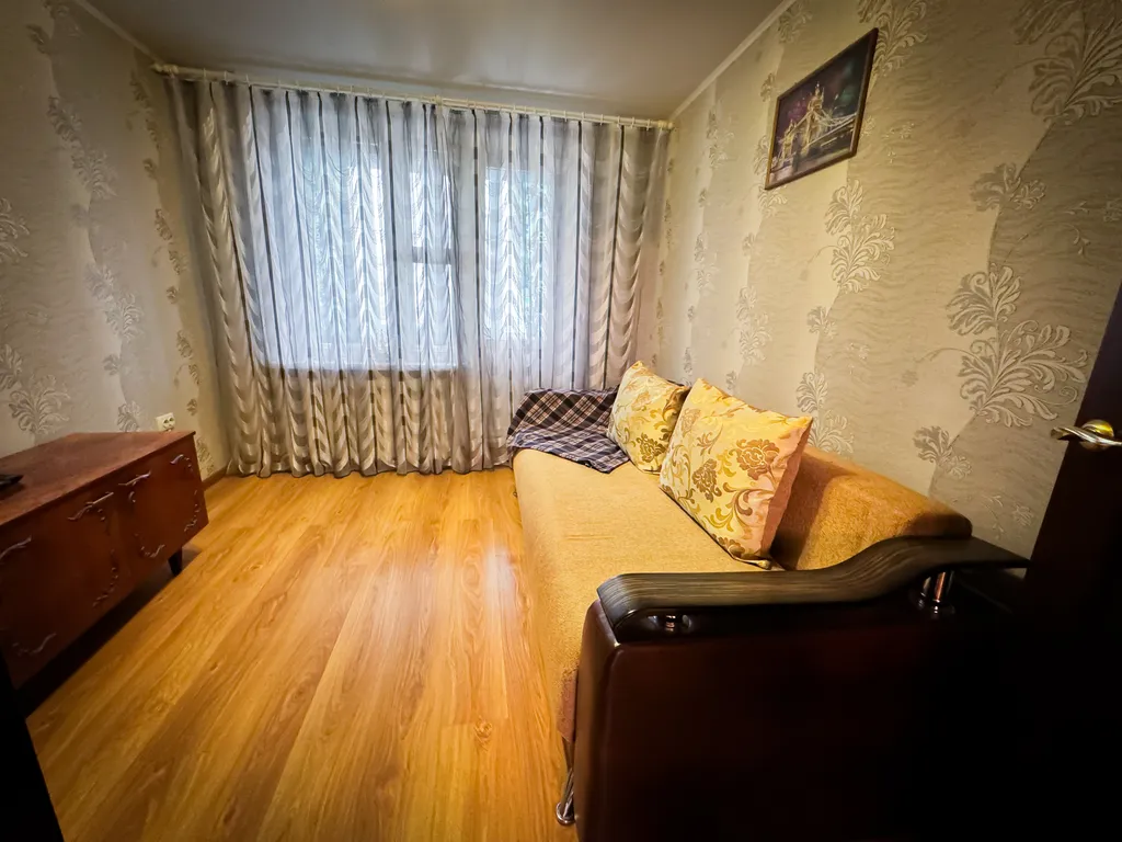Квартира трёхкомнатная на проспекте 50 лет Октября, 70 м², Сызрань — спальня, фото 7
