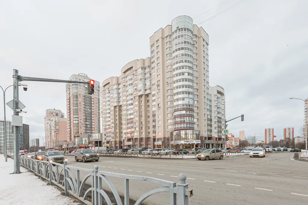Квартира двухкомнатная у Ботаники, в Химмаше, 85 м², Екатеринбург — двор