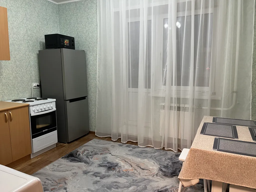 Квартира однокомнатная на улице Обдорской, 45 м², Тюмень — кухня