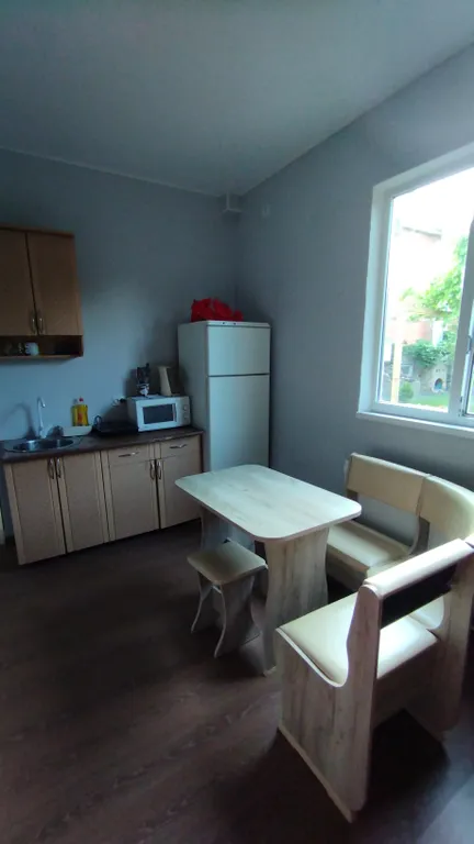 Студия однокомнатная на улице Греческой, 30 м², Таганрог — кухня, фото 4