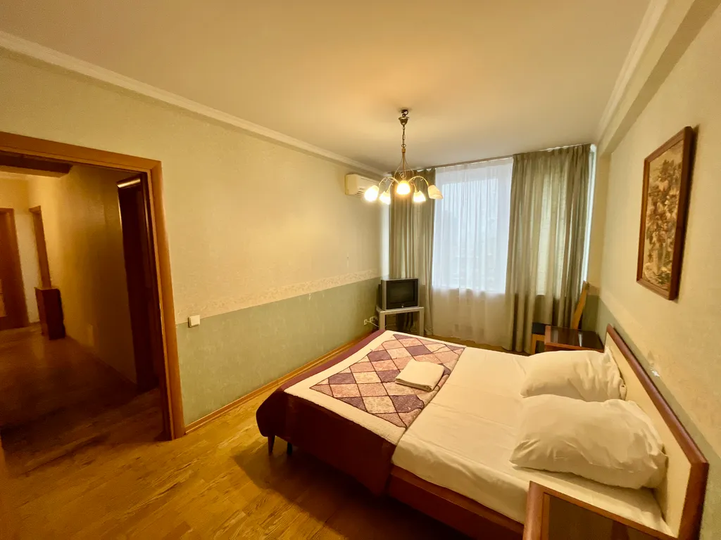 Квартира трёхкомнатная у Арбатской, в Арбате, 75 м², Москва — спальня, фото 7