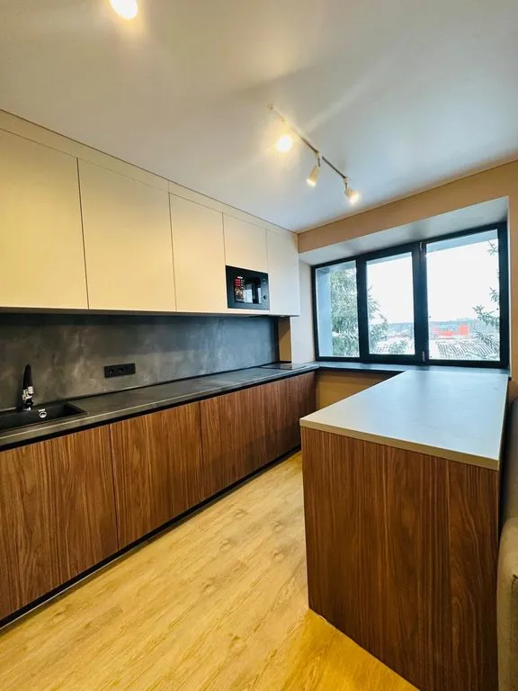 Семейный номер люкс с двуспальной кроватью и двуспальным диваном