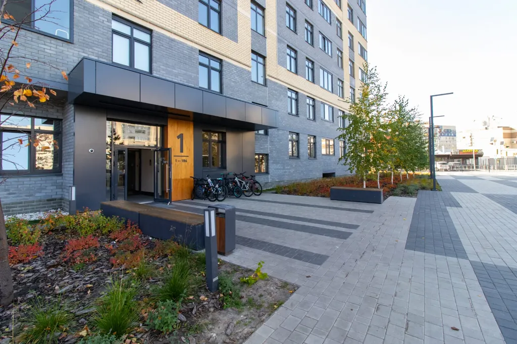 Квартира однокомнатная на улице Невской, 40 м², Тюмень — двор, фото 2
