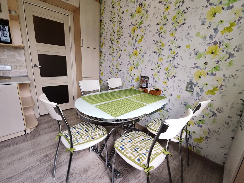 Квартира двухкомнатная на проспекте Октябрьском, 53 м², Петрозаводск — кухня, фото 3