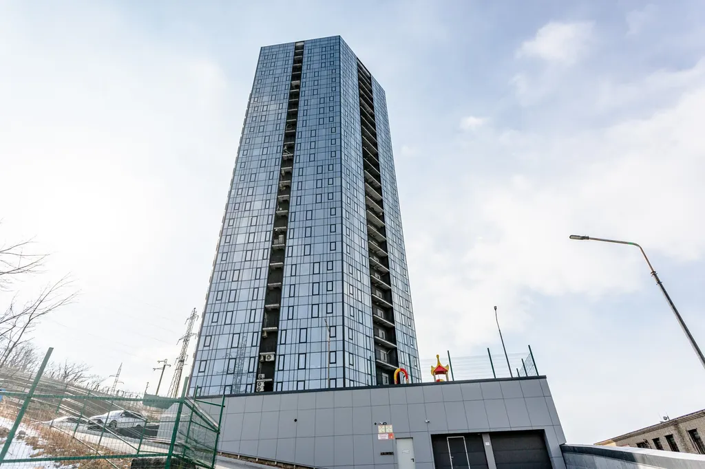 Квартира двухкомнатная в Ленинском, 50 м², Владивосток — двор