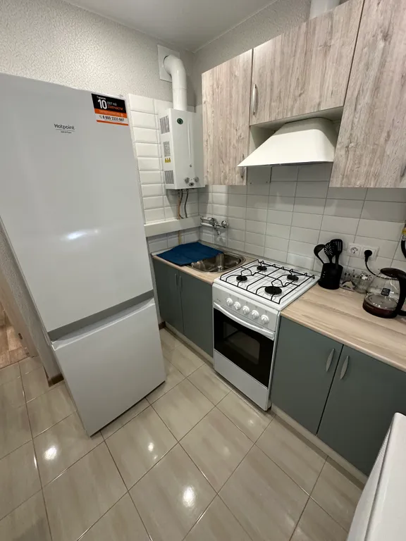 Квартира двухкомнатная на улице Металлистове, 43 м², Псков — кухня, фото 3