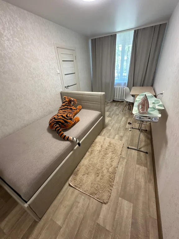 Квартира двухкомнатная на улице Металлистове, 43 м², Псков — спальня, фото 4