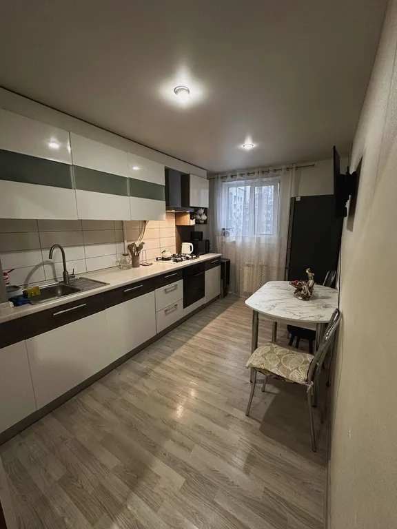 Квартира двухкомнатная в Верх-Исетском, 45 м², Екатеринбург — кухня