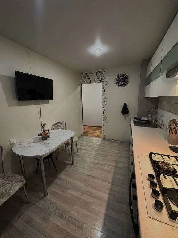 Квартира двухкомнатная в Верх-Исетском, 45 м², Екатеринбург — кухня, фото 2