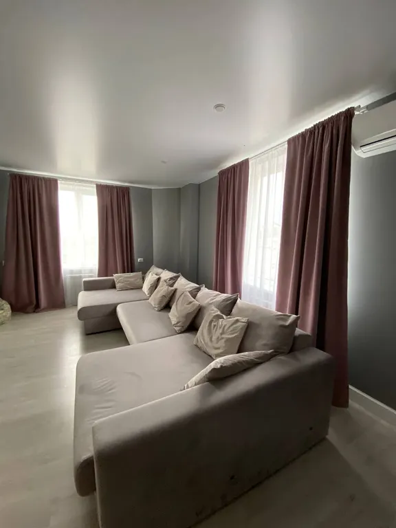 Квартира двухкомнатная на улице Туристической, 55 м², Геленджик — спальня