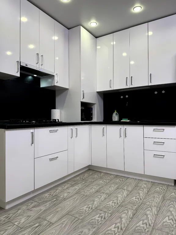 Квартира двухкомнатная на улице Брестской, 64 м², Рязань — кухня