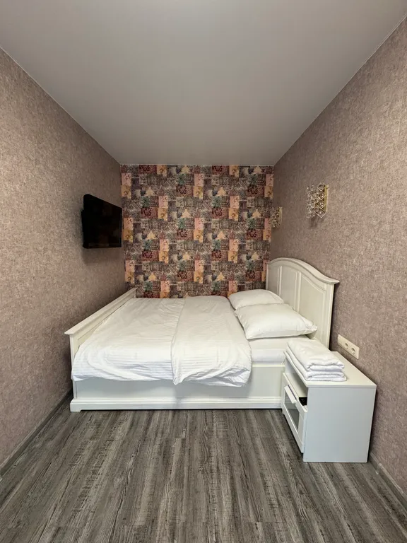 Квартира двухкомнатная у Гагаринской, в Железнодорожном, 58 м², Новосибирск — спальня, фото 2