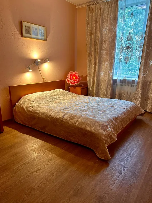 Квартира двухкомнатная на улице Октябрьской, 74 м², Мурманск — спальня, фото 2