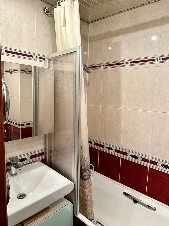 Квартира двухкомнатная на улице Октябрьской, 74 м², Мурманск — ванная комната, фото 7