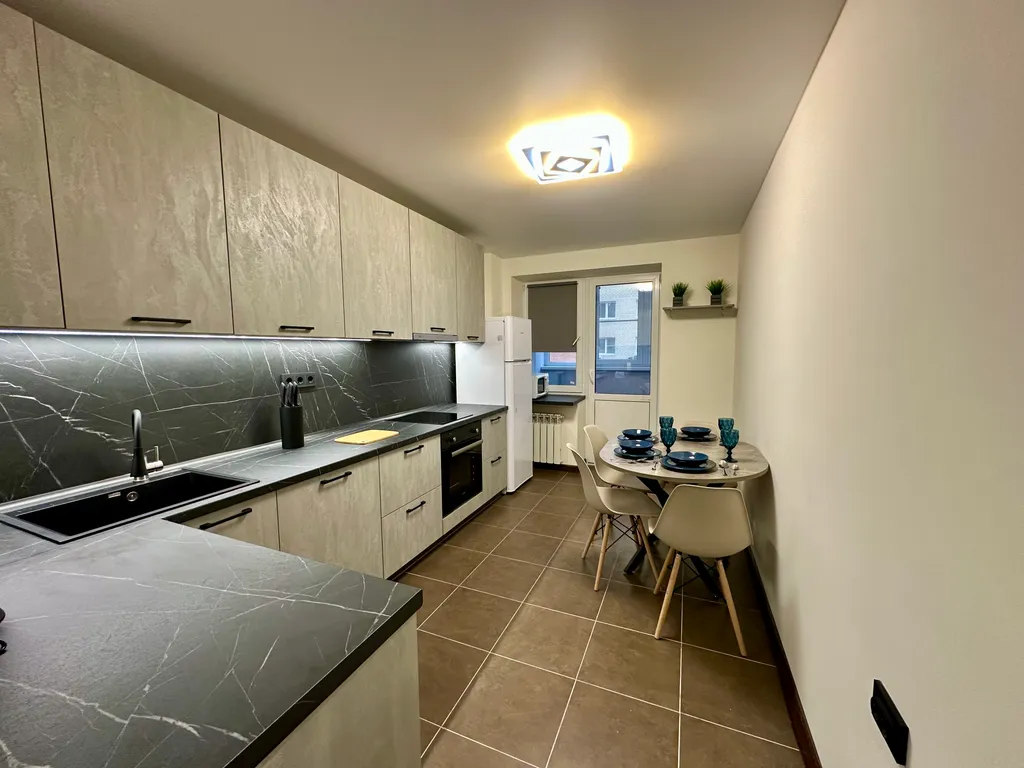 Квартира двухкомнатная на улице Жукова, 63 м², Ярославль — кухня