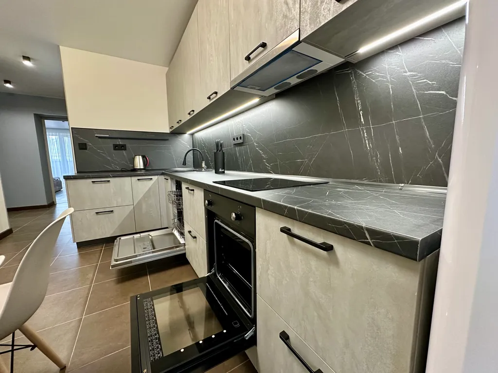 Квартира двухкомнатная на улице Жукова, 63 м², Ярославль — кухня, фото 3