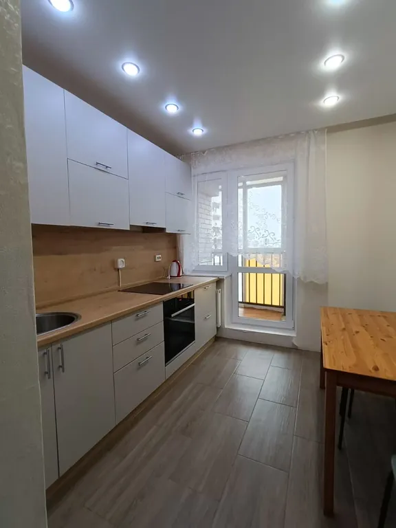 Квартира двухкомнатная на улице Радужной, 60 м², Чебоксары — кухня