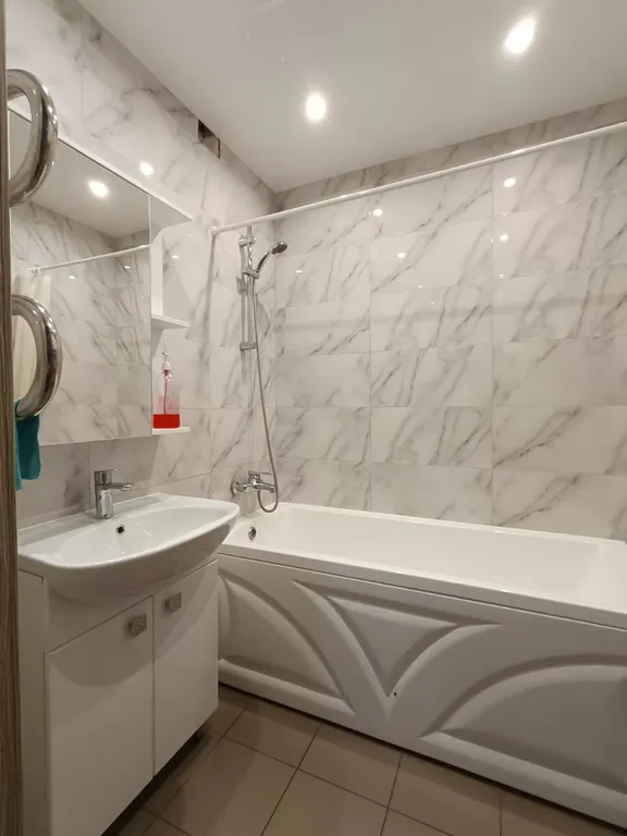 Квартира двухкомнатная на улице Радужной, 60 м², Чебоксары — ванная комната, фото 3