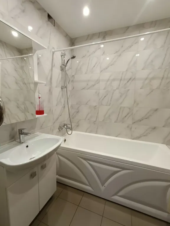 Квартира двухкомнатная на улице Радужной, 60 м², Чебоксары — ванная комната, фото 6
