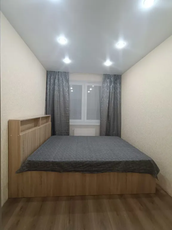 Квартира двухкомнатная на улице Радужной, 60 м², Чебоксары — спальня, фото 2