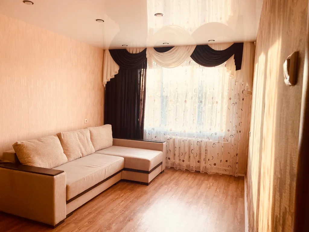 Квартира двухкомнатная на улице Юности, 58 м², Псков — спальня, фото 2