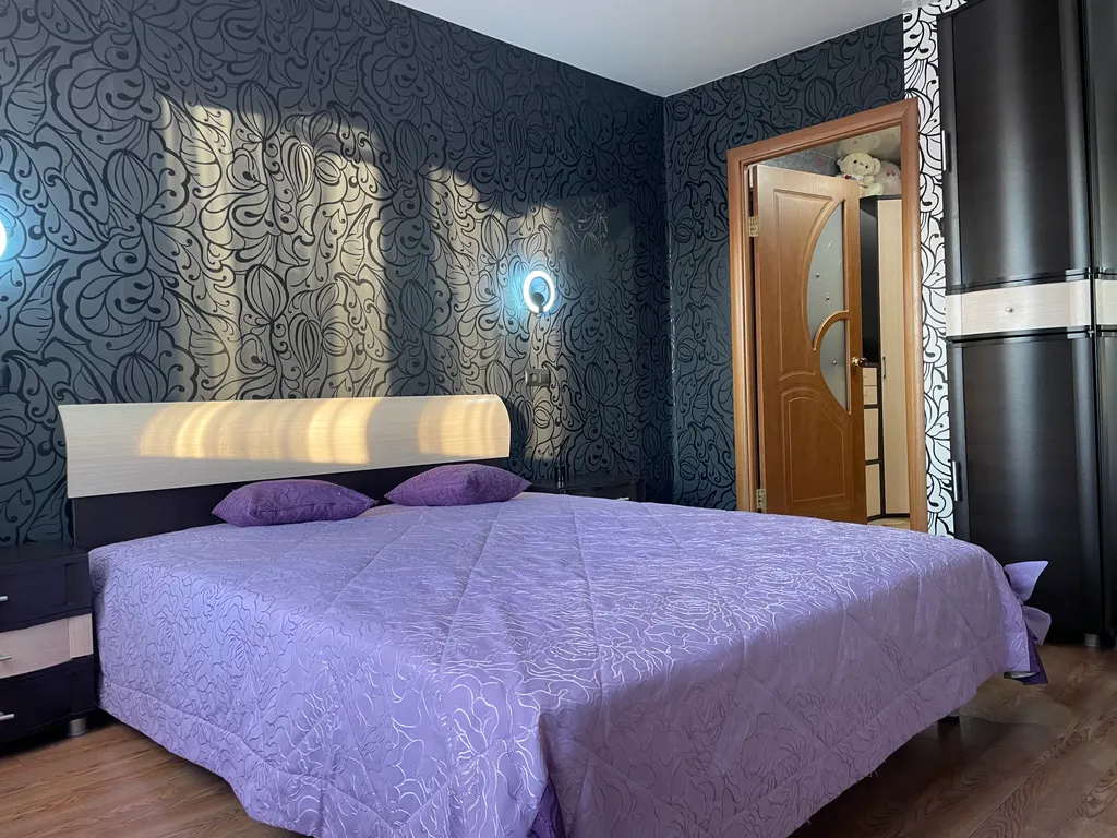 Квартира двухкомнатная на улице Юности, 58 м², Псков — спальня, фото 3