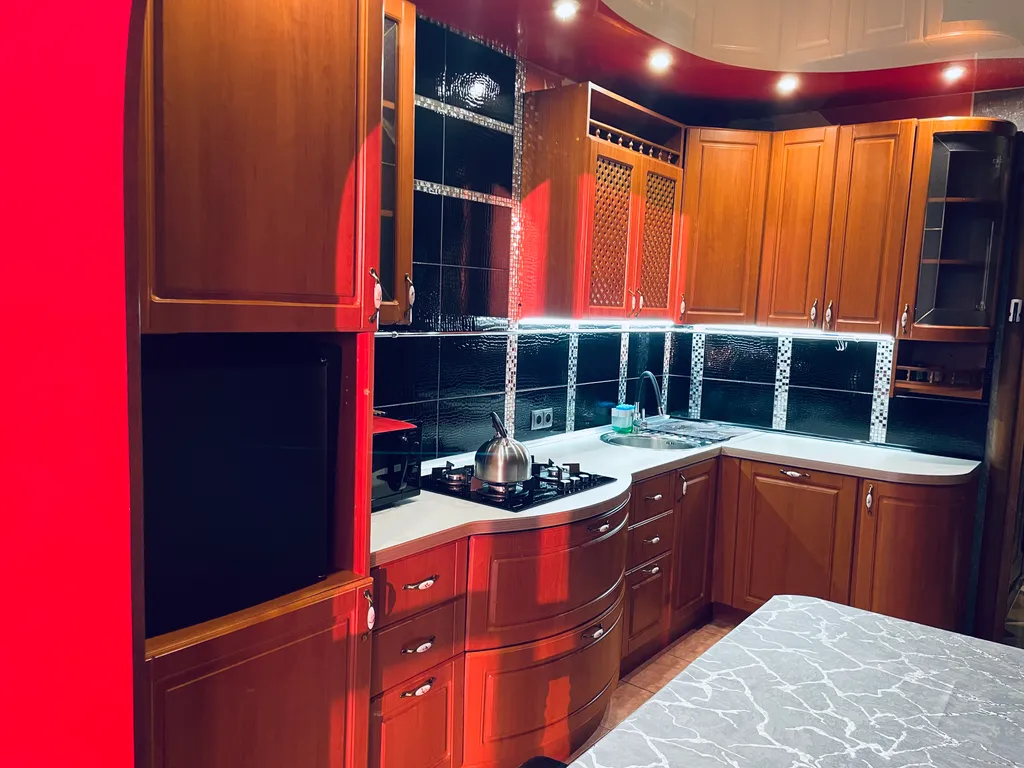 Квартира двухкомнатная на улице Юности, 58 м², Псков — кухня