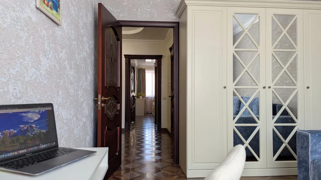 Квартира трёхкомнатная на улице Комарова, 75 м², Ессентуки — фото 18