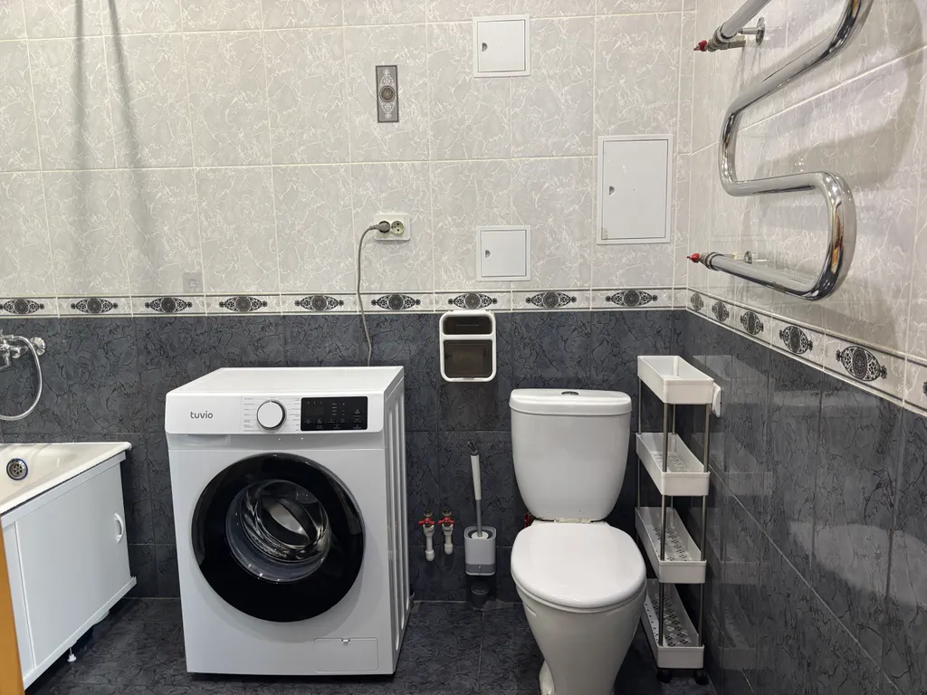 Студия однокомнатная в Центральном, 40 м², Красноярск — ванная комната, фото 2