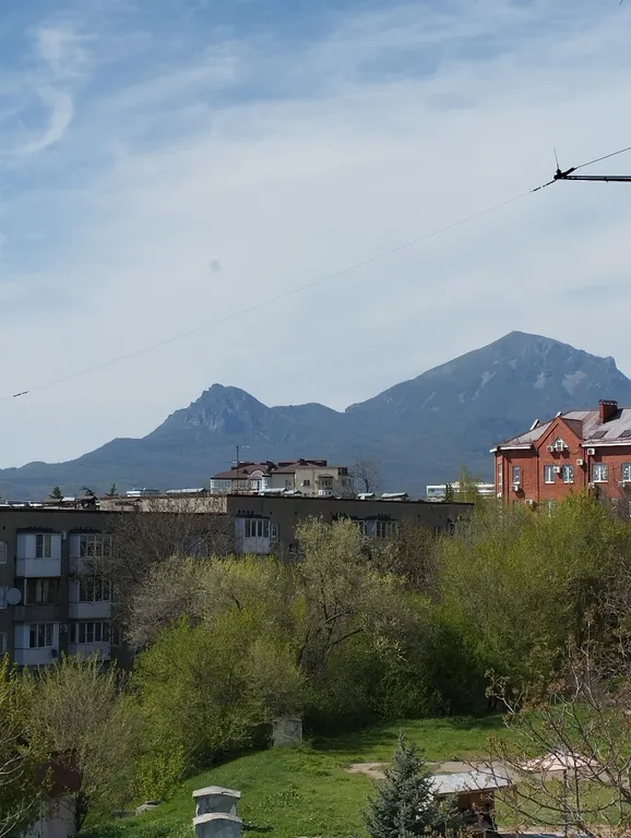 Квартира трёхкомнатная на улице Крайнего, 70 м², Пятигорск — вид из окна, фото 3