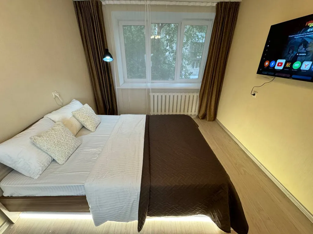 Квартира двухкомнатная у Чкаловской, в Ленинском, 48 м², Екатеринбург — спальня, фото 12